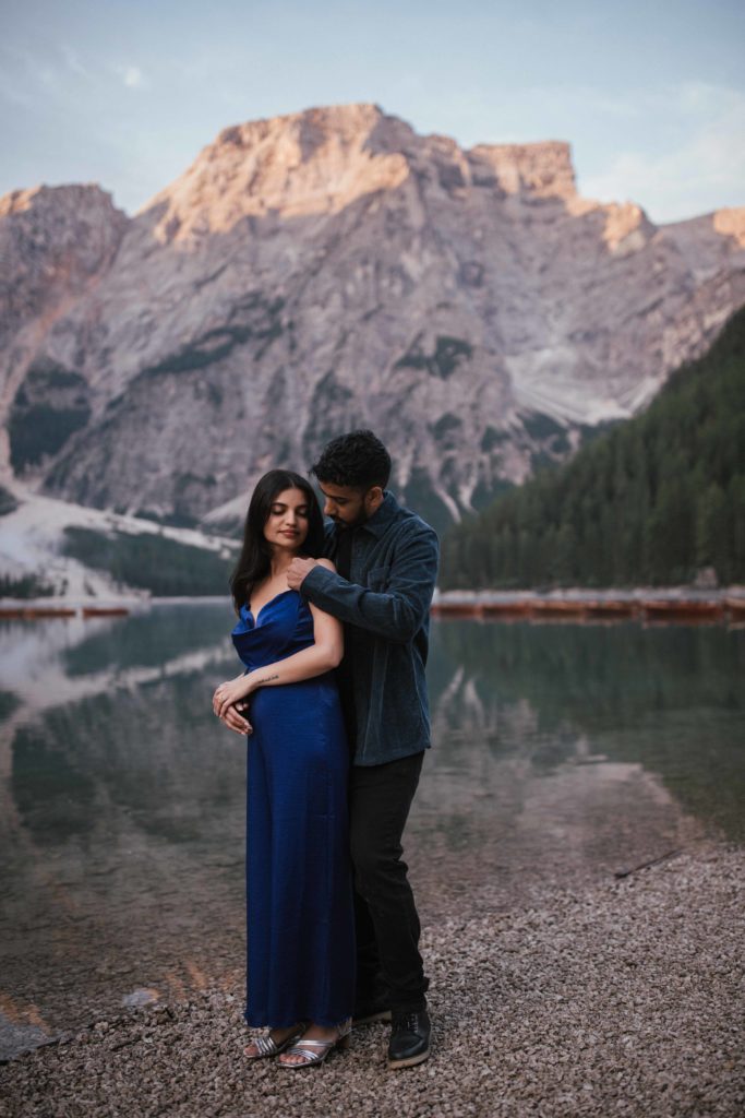 couples holds each other during a photo session at Lago di Braies